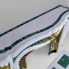 Элитный камин премиум класса «Барокко» из малахита и белого мрамора для интерьера дома