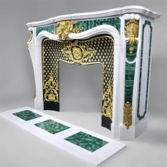 Элитный камин премиум класса «Барокко» из малахита и белого мрамора для интерьера дома