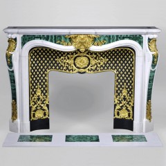 Элитный камин премиум класса «Барокко» из малахита и белого мрамора для интерьера дома