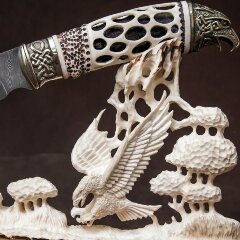 Подарочный нож «Орёл» на резной подставке из рога лося