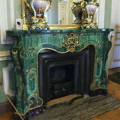Дорогой камин премиум класса «BAROQUE» из малахита и мрамора для интерьера дома