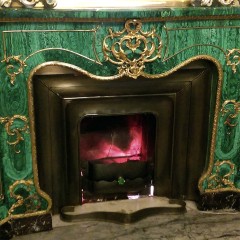 Дорогой камин премиум класса «BAROQUE» из малахита и мрамора для интерьера дома