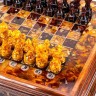 Шахматы подарочные в ларце из морёного дуба и янтаря «Царские» — практичный подарок на день рождения мужчины 