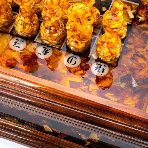 Шахматы подарочные в ларце из морёного дуба и янтаря «Царские» — практичный подарок на день рождения мужчины 