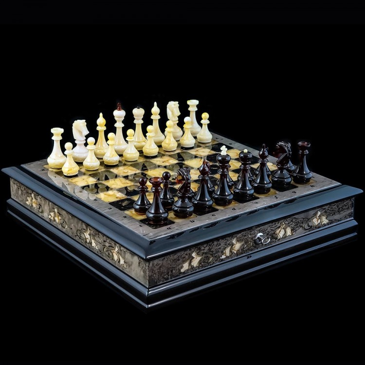 Шахматный ларец «Антик» из карельской берёзы и янтаря