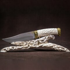 Подарочный нож «Охотник» на резной подставке из рога лося