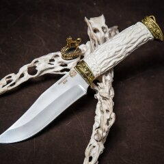 Подарочный нож «Охотник» на резной подставке из рога лося