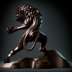 Интерьерная фигурка «Лев атакующий» из бронзы в подарок мужчине