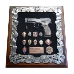 Настенная ключница «Пистолет Ярыгина» с наградными значками и медалями СССР