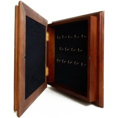 Настенная ключница «Пистолет Ярыгина» с наградными значками и медалями СССР