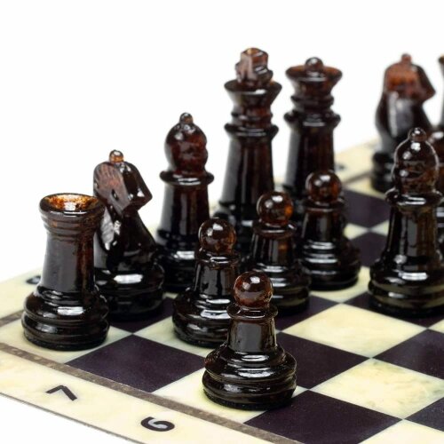 Шахматные фигуры из янтаря «Элеганс» на пластиковой доске