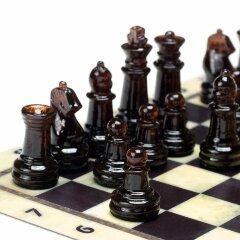 Шахматные фигуры из янтаря «Элеганс» на пластиковой доске