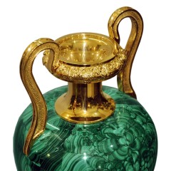 Ваза интерьерная «Амфора» из натурального малахита для интерьера дома