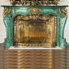 Малахитовый камин премиум класса «EXCLUSIVE» с бронзовым литьём для интерьера дома