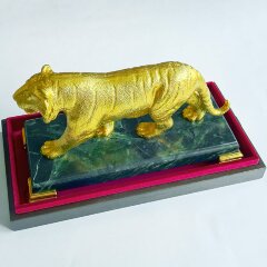 Позолоченная статуэтка «Амурский тигр» на камне — символ 2022 года