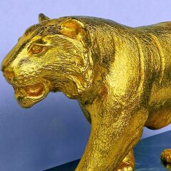 Позолоченная статуэтка «Амурский тигр» на камне — символ 2022 года