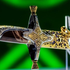 Подарочная сабля «Лазурное Пламя» в синих ножнах изготовлена из прочных материалов