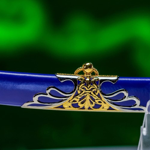 Подарочная сабля «Лазурное Пламя» в синих ножнах изготовлена из прочных материалов
