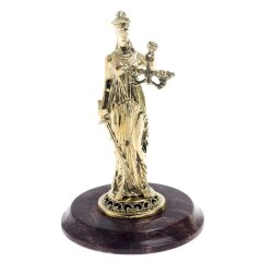 Сувенирная фигурка «Фемида» на камне лемезит в подарок адвокату