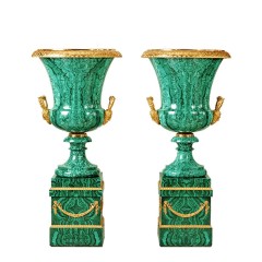 Интерьерная ваза из камня малахит «Классика» (малая) в подарок женщине