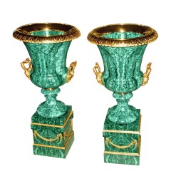 Интерьерная ваза из камня малахит «Классика» (малая) в подарок женщине