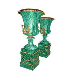 Интерьерная ваза из камня малахит «Классика» (малая) в подарок женщине