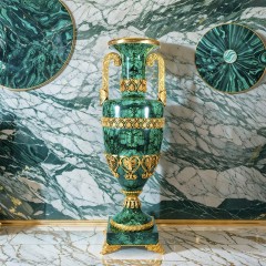 Напольная ваза из камня малахит «Лутрофор» для стильного интерьера дома