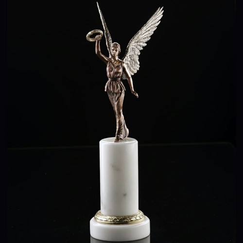 Бронзовая фигурка богини победы «Ника» на постаменте из каррарского мрамора