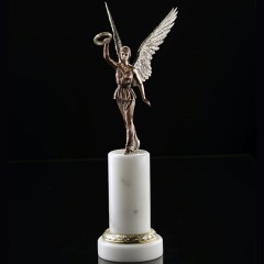 Бронзовая фигурка богини победы «Ника» на постаменте из каррарского мрамора