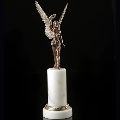 Бронзовая фигурка богини победы «Ника» на постаменте из каррарского мрамора