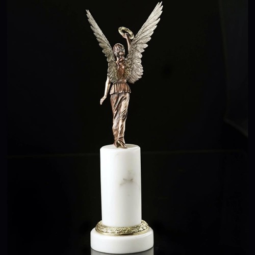 Бронзовая фигурка богини победы «Ника» на постаменте из каррарского мрамора