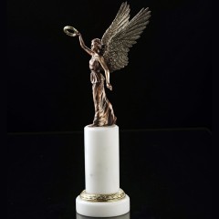 Бронзовая фигурка богини победы «Ника» на постаменте из каррарского мрамора