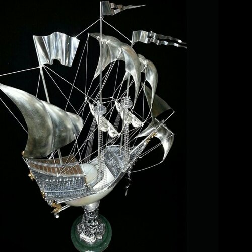 Серебряный корабль «Посейдон» из морской раковины наутилус