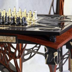 Шахматный гарнитур «Лувр» из морёного дуба и янтаря