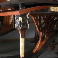 Шахматный гарнитур «Лувр» из морёного дуба и янтаря