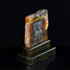 Настольная икона «Николай Чудотворец» из янтаря с объёмным образом