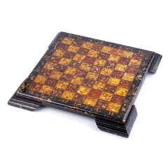 Подарочная шахматная доска из янтаря «Крепость» с фигурами