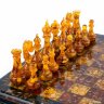 Подарочная шахматная доска из янтаря «Крепость» с фигурами