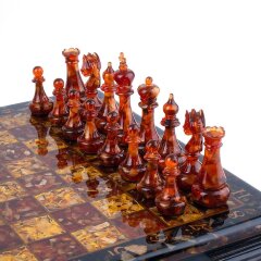Подарочная шахматная доска из янтаря «Крепость» с фигурами