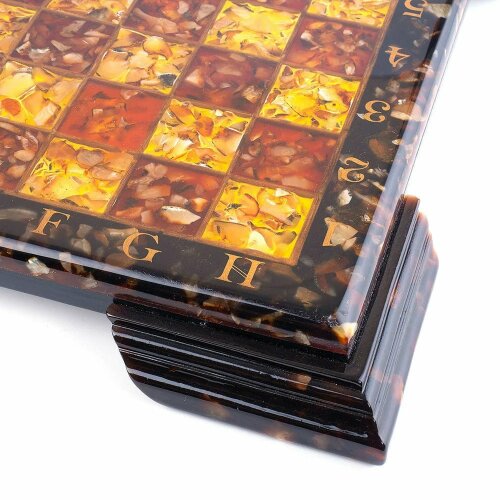 Подарочная шахматная доска из янтаря «Крепость» с фигурами