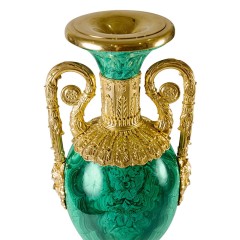 Настольная ваза из камня малахит «Елена» для стильного интерьера