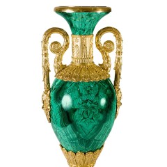 Настольная ваза из камня малахит «Елена» для стильного интерьера