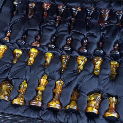 Шахматный ларец с фигурами «Янтарный» из дерева янтаря