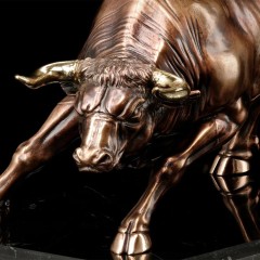 Сувенирная статуэтка «Золотой телец» на чёрном мраморе — Премиум подарки