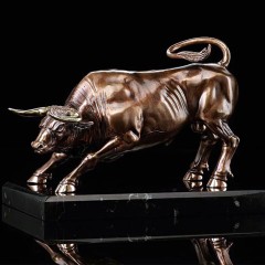 Сувенирная статуэтка «Золотой телец» на чёрном мраморе — Премиум подарки