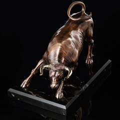 Сувенирная статуэтка «Золотой телец» на чёрном мраморе — Премиум подарки