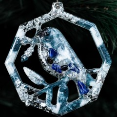 Ёлочная игрушка «Снегирь» из содалита в подарок к новому году для украшения ёлки