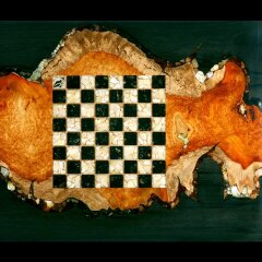 Шахматный гарнитур «Янтарное пламя» из морёного дуба и янтаря