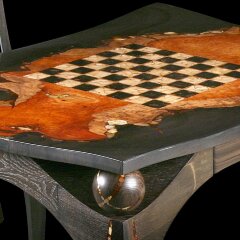 Шахматный гарнитур «Янтарное пламя» из морёного дуба и янтаря