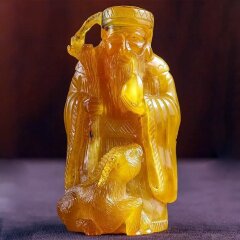 Резная фигурка «Монах» из натурального янтаря для интерьера дома